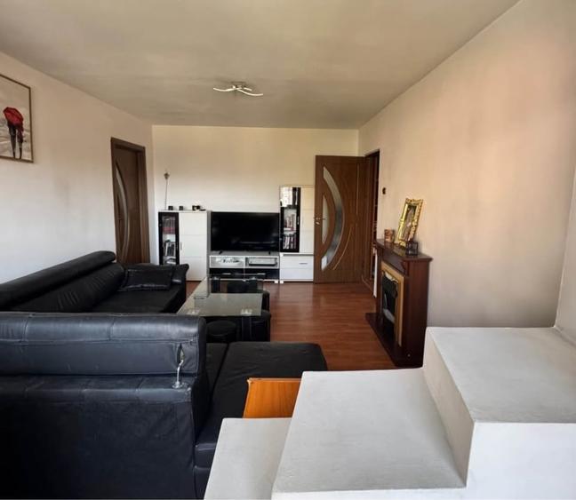 Apartament cu 3 camere semidecomandat, mobilat în Craiovița Nouă