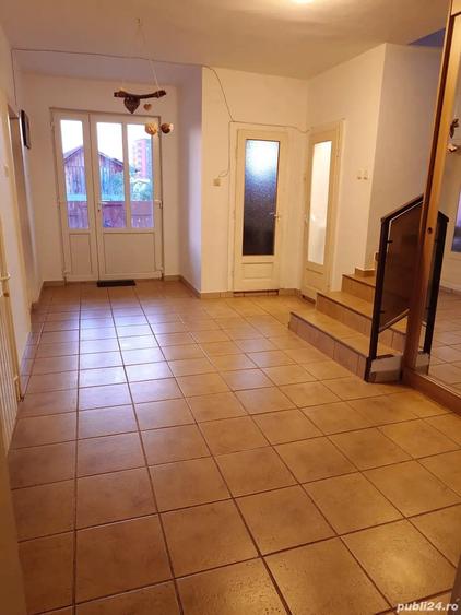 Casă cu 6 camere cu Teren 4500 Mp în Torontalului