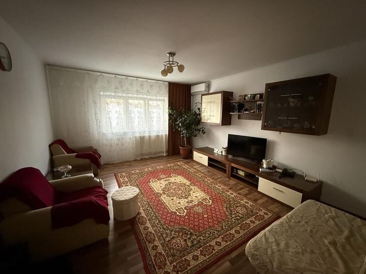 Apartament cu 3 camere decomandat în Obor