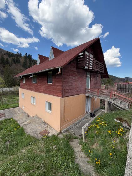 Casă cu 8 camere cu Teren 500 Mp în Exterior Sud