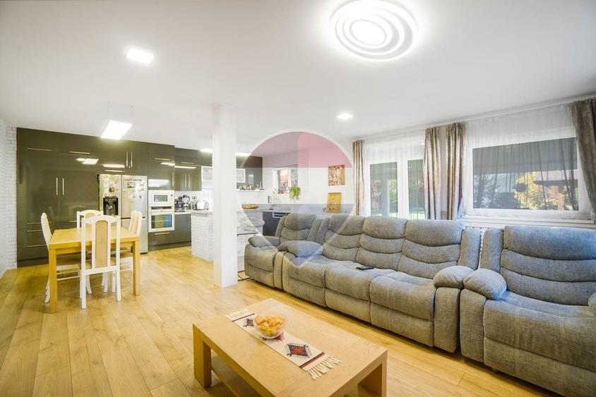 Casă individuală cu 7 camere cu Teren 1106 Mp în Stupini