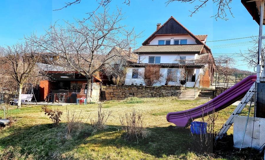 Casă spațioasă cu teren generos de 1000 mp in Dambul Rotund - 1