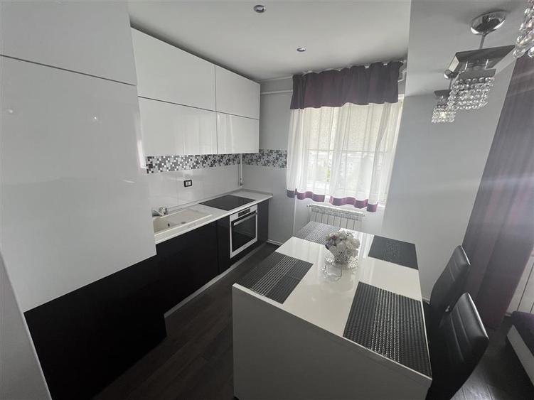 Apartament 2 camere, etaj 8, lift nou, zona Piata Unirii- scoala 9 - 7