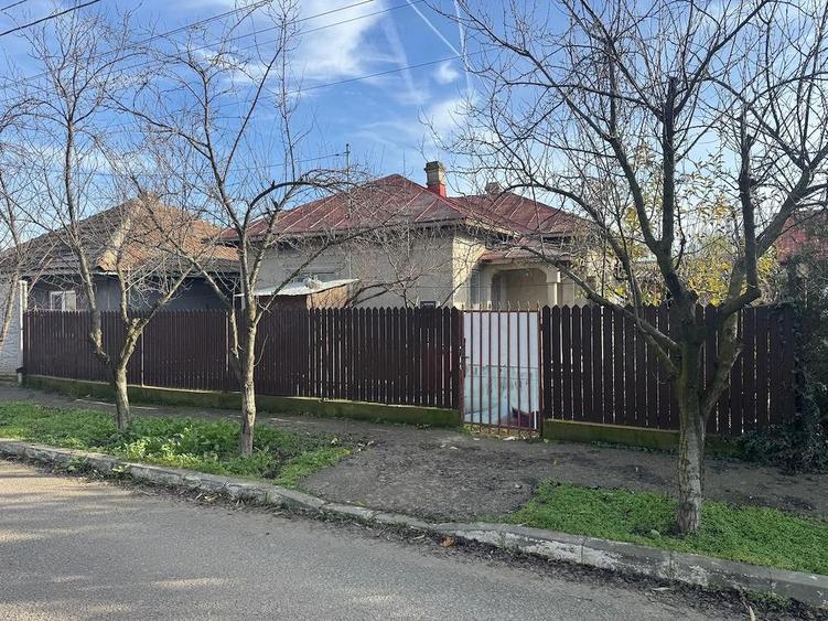 Casa de vanzare in Lehliu Gara - curte 300 mp - 1