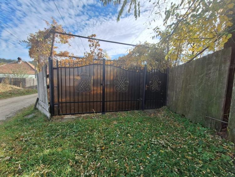 Casa batraneasca de vanzare – Comanesti, cartier Straja  la  5 minute de oras - 1