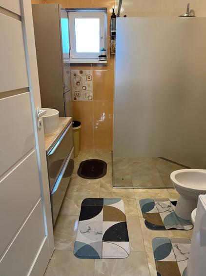Apartament cu 3 camere semidecomandat în Florești