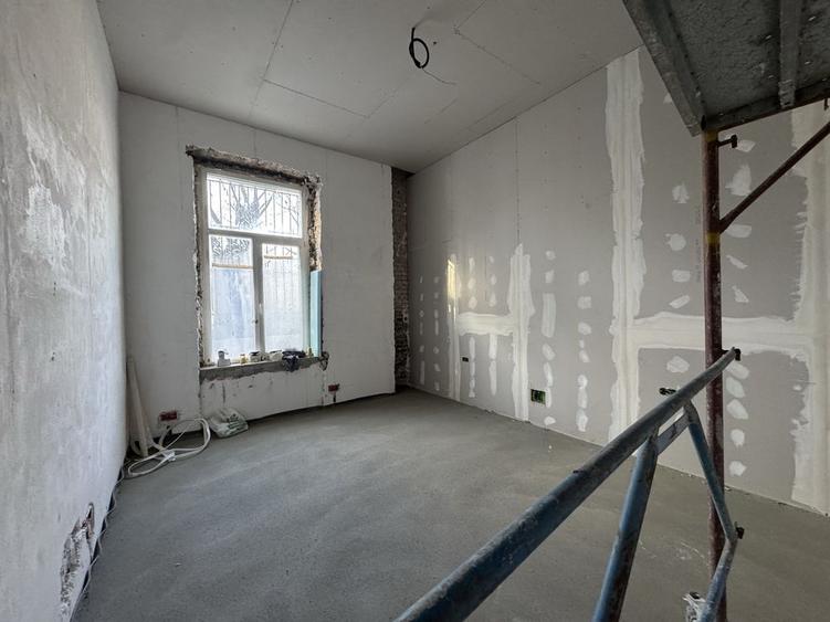 Apartament cu 4 camere semidecomandat în Est
