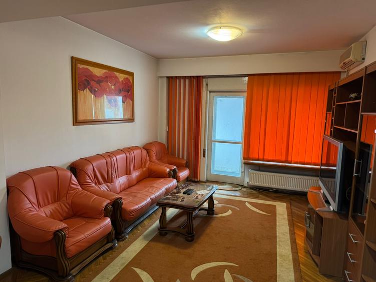Apartament cu 3 camere decomandat, mobilat în P-ța Victoriei