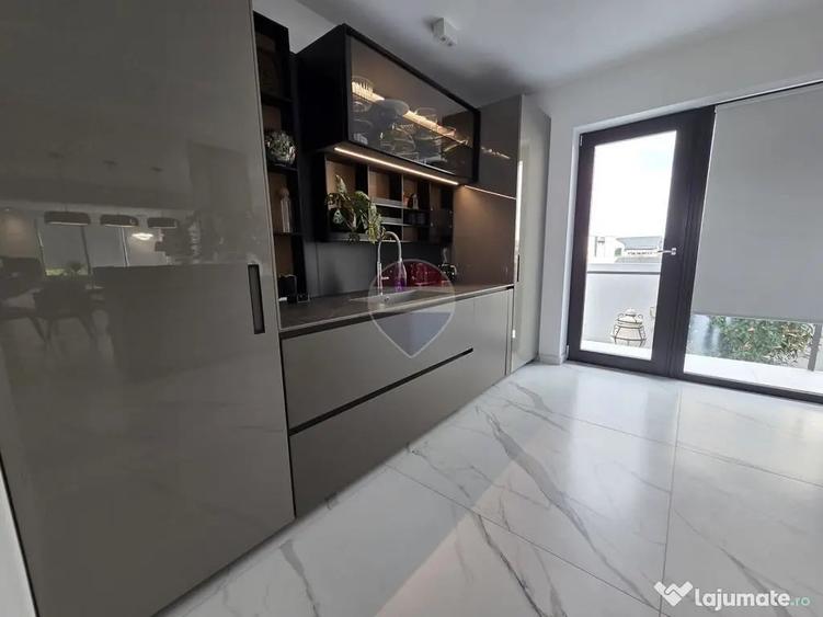 Casă cu 7 camere cu Teren 1000 Mp în Est