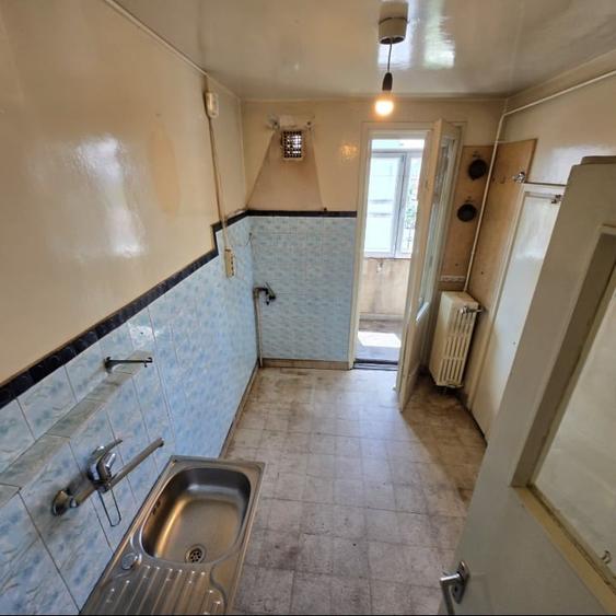 Apartament cu 3 camere decomandat în Barbu Văcărescu