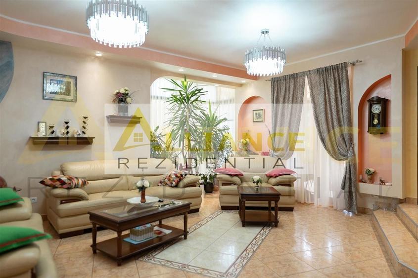 Casă individuală cu 7 camere decomandat cu Piscina în Central