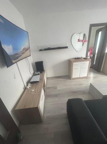 Apartament cu 3 camere semidecomandat în Central