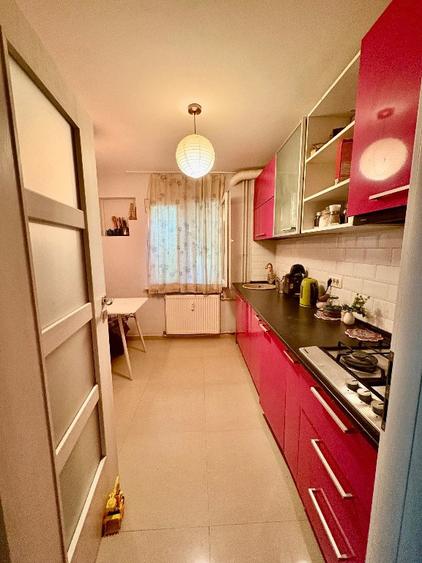 Apartament cu 3 camere semidecomandat în Berceni