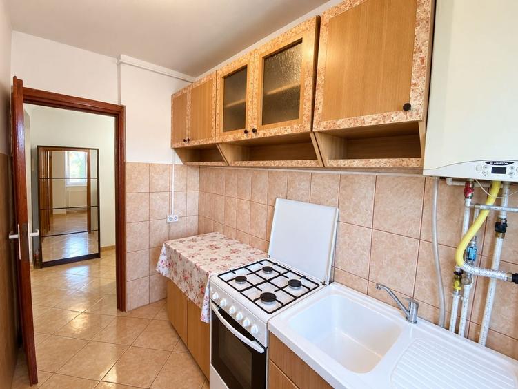 Apartament cu 3 camere semidecomandat, mobilat în Blașcovici
