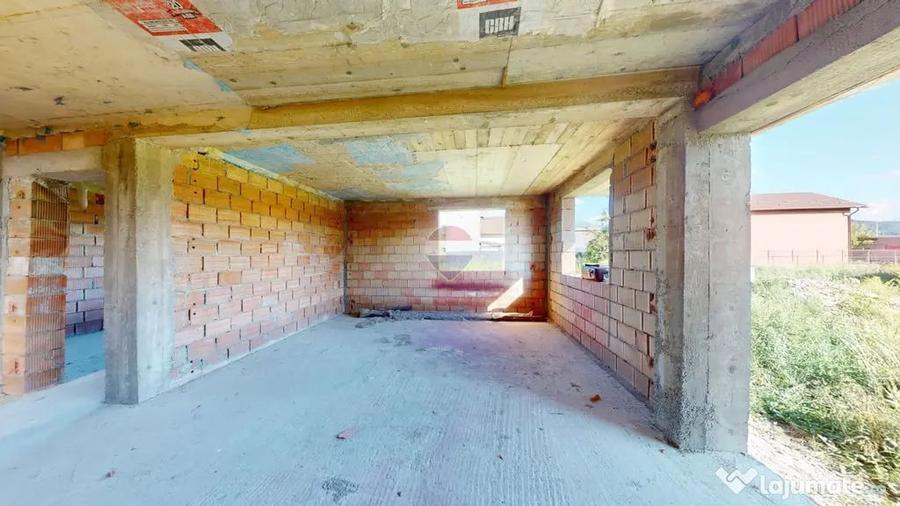 Casă cu 5 camere cu Teren 1000 Mp în Cristian