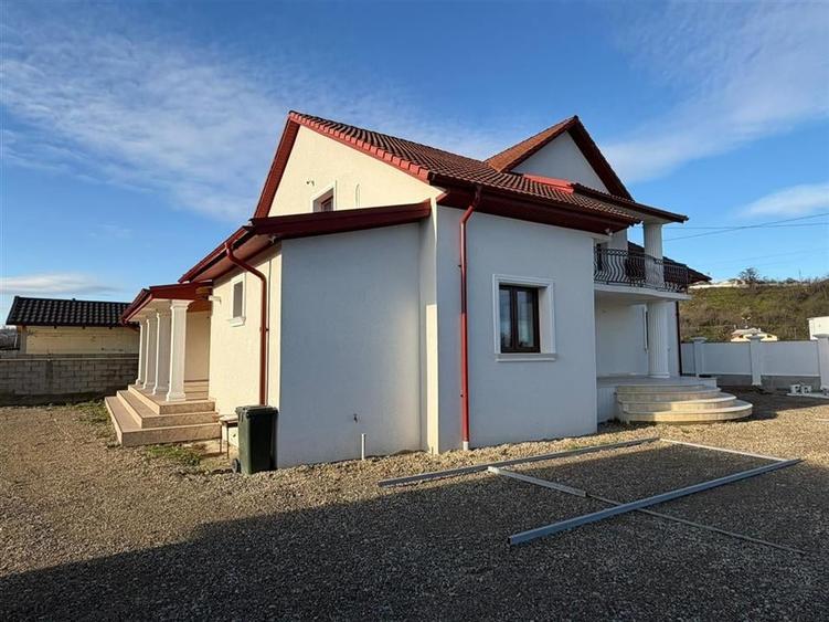 Casă individuală cu 4 camere cu Garaj în Central