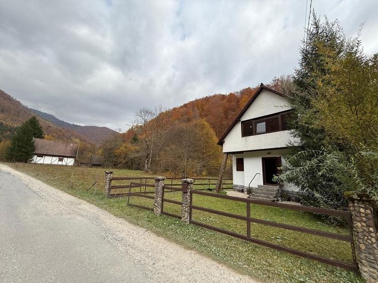 Casă cu 3 camere în Pietroasa