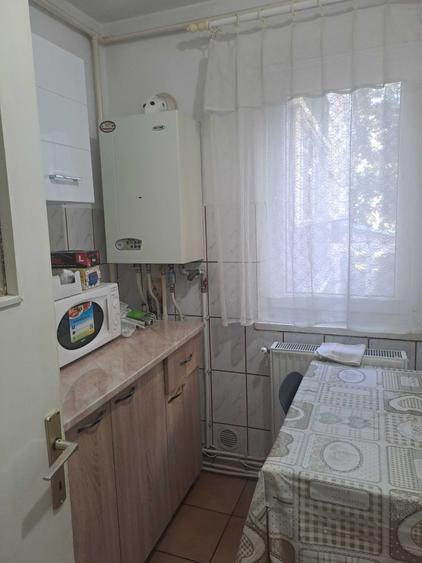 Apartament cu 3 camere semidecomandat în Banca Națională