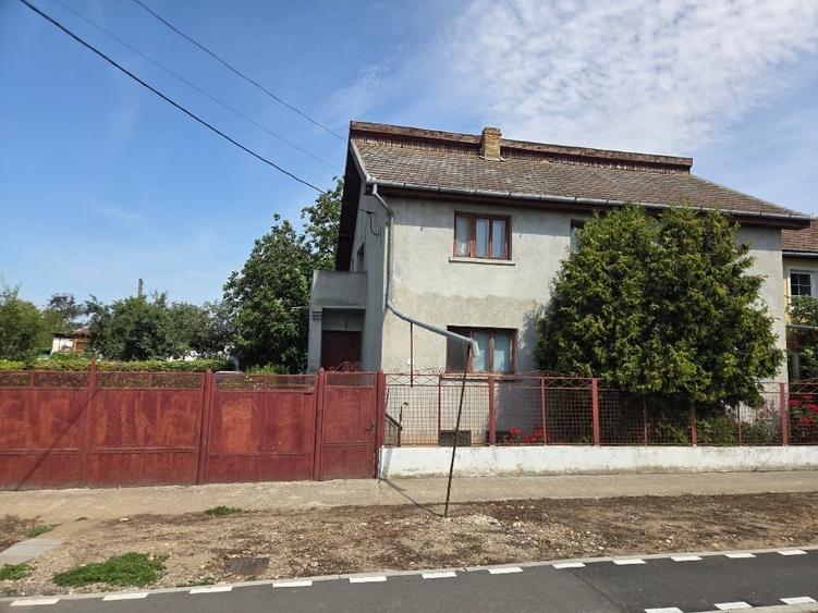 Casă individuală cu 5 camere cu Canalizare în Peciu Nou