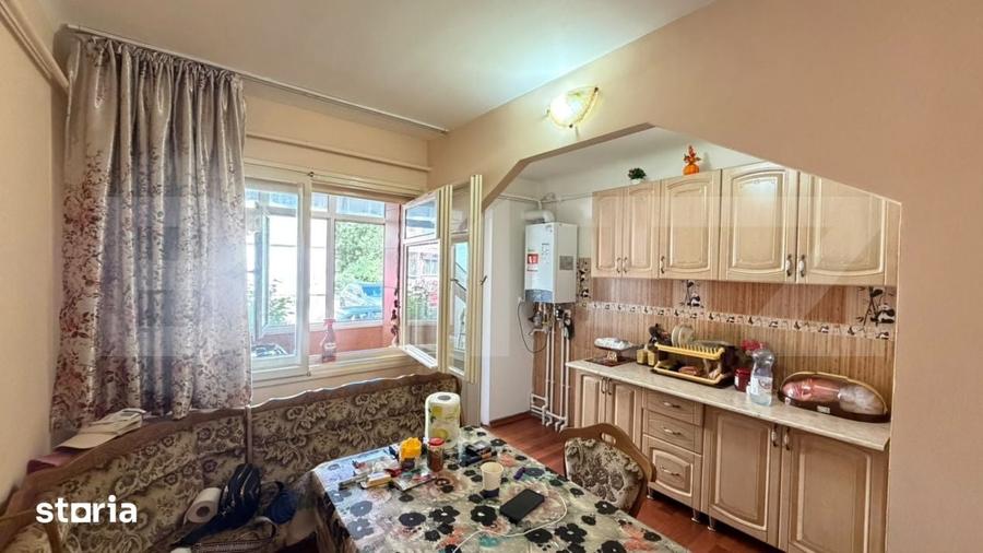 Apartament cu 3 camere semidecomandat în Craiovița Nouă