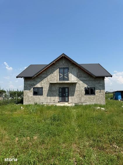 Casă cu 5 camere cu Teren 686 Mp în Letea Veche