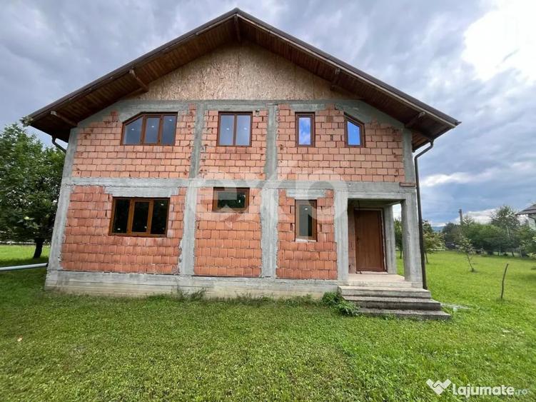 Casă cu 4 camere cu Teren 3400 Mp în Pucioasa-Sat