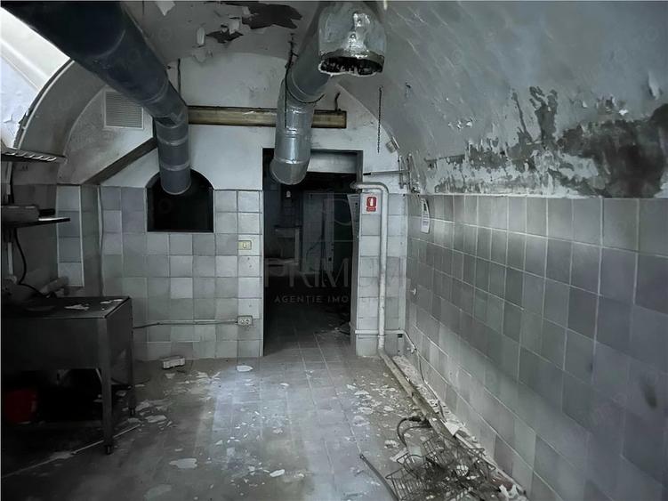 Spațiu comercial, de 380 mp, în P-ța Unirii