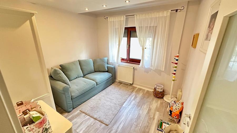 Apartament cu 3 camere decomandat, mobilat în Dâmbovița