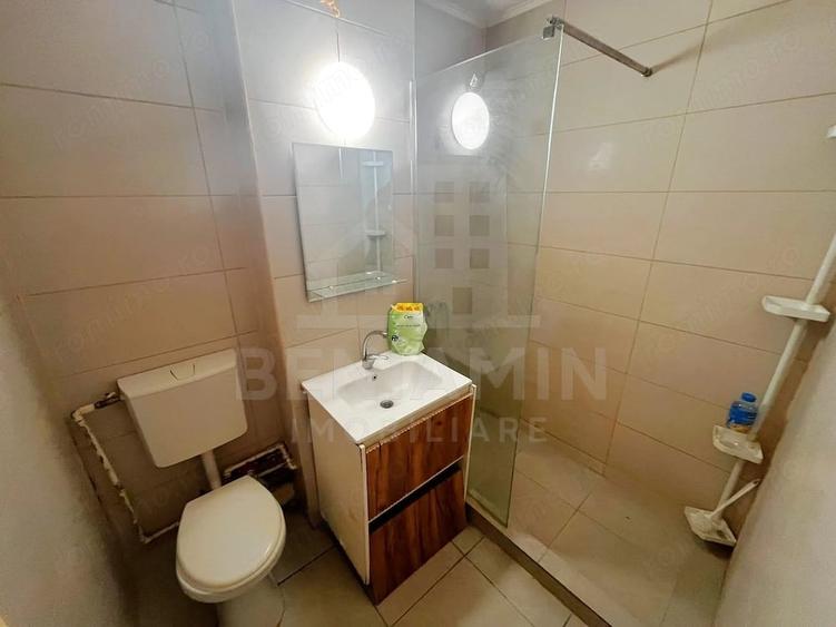 Apartament cu 4 camere semidecomandat în Calea București