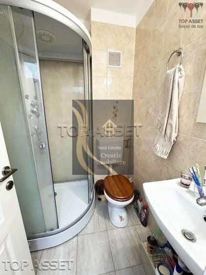 Apartament cu 4 camere semidecomandat, mobilat în Sebastian