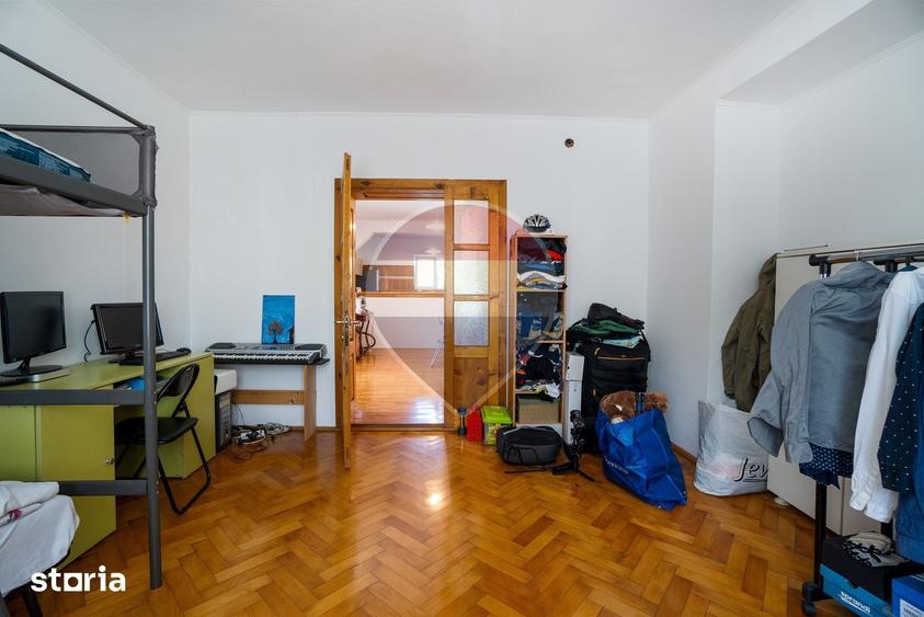 Casă cu 7 camere cu Teren 835 Mp în Cristian