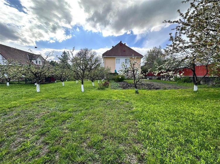 Casă individuală cu 10 camere cu Teren 2418 Mp în Central