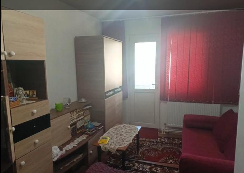 Apartament cu 3 camere semidecomandat în Km 4-5