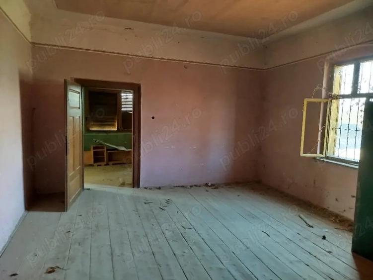 Casă cu 10 camere cu Teren 12000 Mp în Zgribești