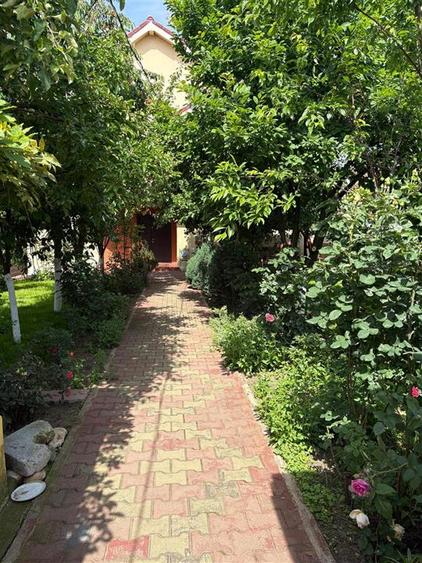 Casă individuală cu 8 camere cu Canalizare în Lascăr Catargiu