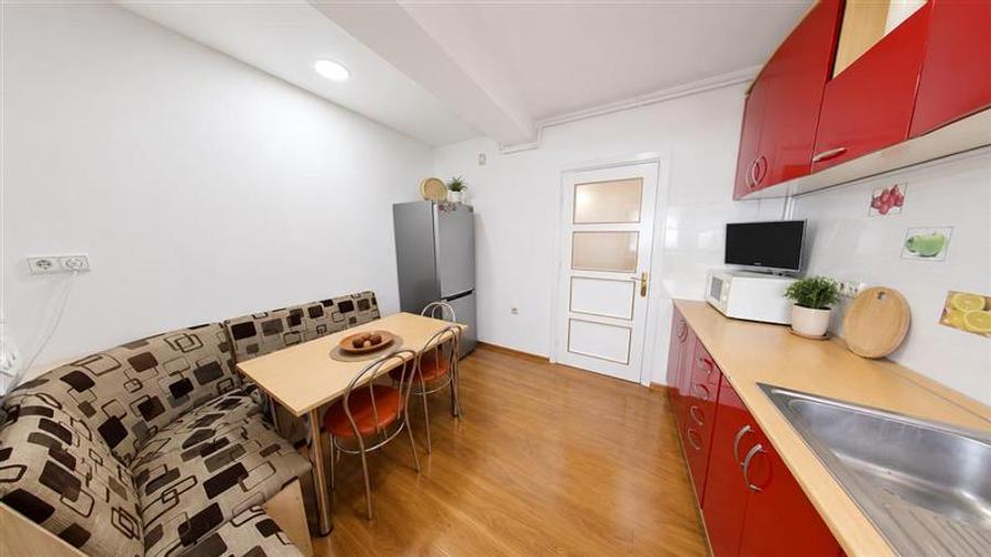 Apartament cu 2 camere nedecomandat, mobilat în Tractorul