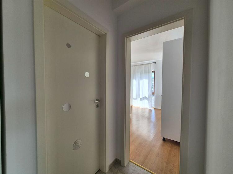 Apartament cu 3 camere decomandat în Tractorul