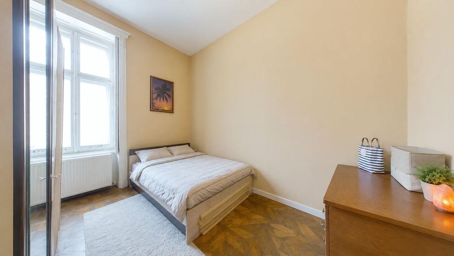 Apartament cu 8 camere semidecomandat în Central