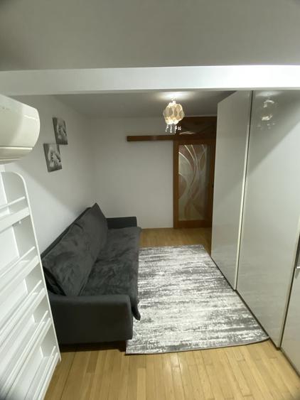 Apartament cu 3 camere decomandat în Panduri