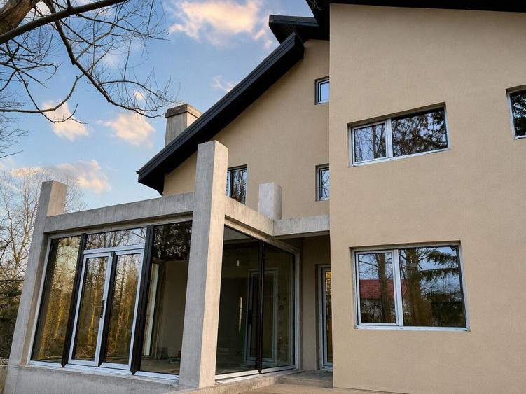 Casă individuală cu 9 camere cu Piscina în Ghermănești