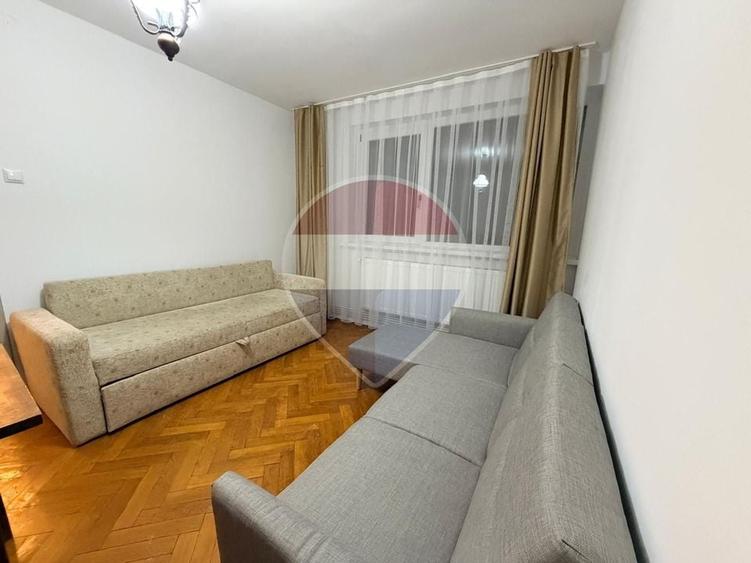Apartament cu 3 camere semidecomandat, mobilat în Central