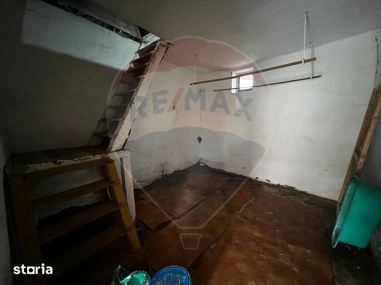 Casă cu 4 camere semidecomandat cu Teren 2144 Mp în Șeitin