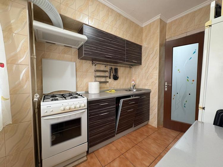 Apartament cu 3 camere semidecomandat, mobilat în Lujerului