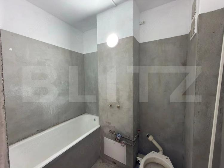 Apartament cu 4 camere semidecomandat în Sud