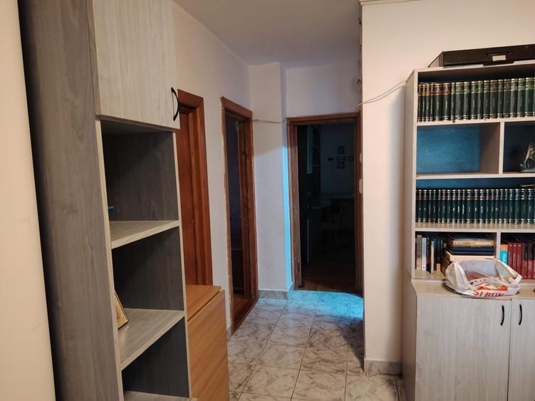 Apartament cu 3 camere decomandat, mobilat în Central