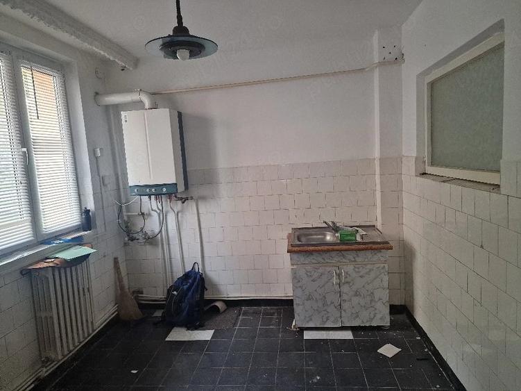 Apartament cu 3 camere semidecomandat în Mărăței