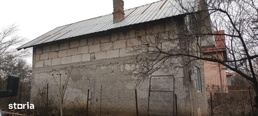Casă cu 2 camere cu Teren 780 Mp în Central