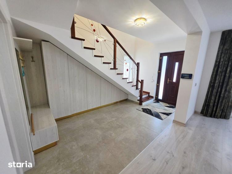 Casă cu 5 camere cu Teren 550 Mp în Păulești