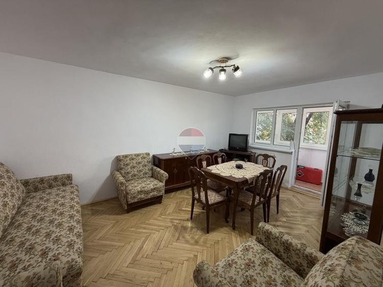 Apartament cu 3 camere decomandat în Central