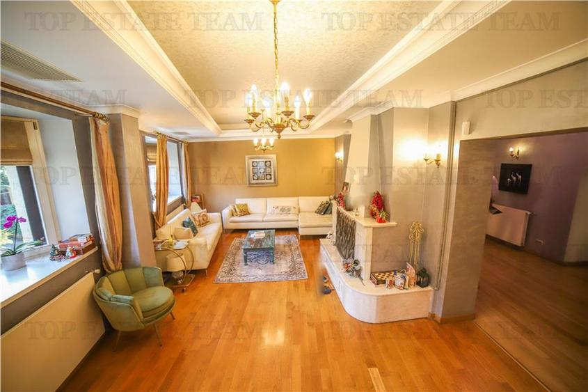 Casă individuală cu 20 camere cu Canalizare în Central